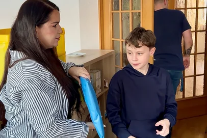 EMS-Vertriebsleiterin Franziska Lehmann bei der Übergabe in der Calbenser Wohngruppe „MorgenTau“.