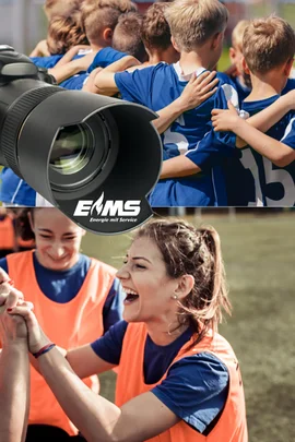Horizontal geteiltes Bild, in der Mitte eine Kamera mit dem Logo EMS. Im oberen Bild stehen Kinder eingereiht mit dem Rücken zur Kamera mit blauen Fußballtrikots. Im unteren Bild jubeln, sich an den Händen haltend, drei Frauen auf einem Fußballfeld beim Training.