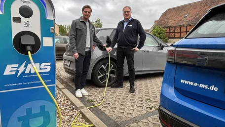 EMS-Geschäftsführer Jens Brenner und Bau- und Ordnungsamtsleiter Jost Mattisseck an der EMS Ladesäule in der Breiten Straße in Barby