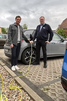 EMS-Geschäftsführer Jens Brenner und Bau- und Ordnungsamtsleiter Jost Mattisseck an der EMS Ladesäule in der Breiten Straße in Barby