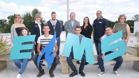 Traditionelles Erinnerungsfoto zur Azubi-Begrüßung bei der EMS