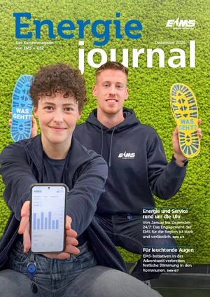 Das Cover des Energiejournals Dezember 2025 zeigt zwei junge Menschen vor grünem Hintergrund, die Sportschuhe bzw. ein Smartphone in den Händen halten.