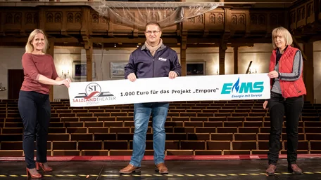 Unterstützung mit Abstand! Nicht per Scheck sondern mit einem breiten Spruchband überbrachte Frank Sieweck von der EMS die frohe Kunde der Spende an die Vorstandsmitglieder des Theater-Fördervereins Andrea Löbel (links) und Heike Härtge. 