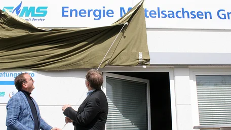 Enthüllung Firmenschild