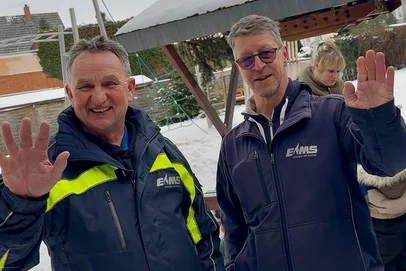 „Wenn sich Kinder freuen, freuen wir uns auch!“ Olaf Schünemann und Kay Schroeder (r., Betriebsratsvorsitzender) von der EMS.