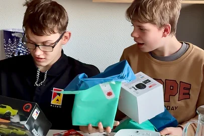 „Wow, sieht cool aus!“ Auch für die beiden Jungs konnte die EMS-Belegschaft Wünsche erfüllen.