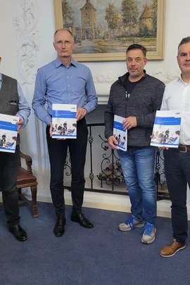 Übergabe Bericht Kommunale Wärmeplanung Zerbst Anhalt Der Bericht zur Kommunalen Wärmeplanung für die Stadt Zerbst / Anhalt liegt in gedruckter Form vor – von links Frank Sieweck (EMS), Bürgermeister Andreas Dittmann, Markus Pfeifer (Amtsleiter Zentrale Dienste Stadt Zerbst/Anhalt) und Dirk Bischoff (EMS).