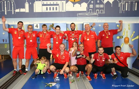 Mitglieder des SKV Rot-Weiß Zerbst posieren mit Medaillen und Pokal