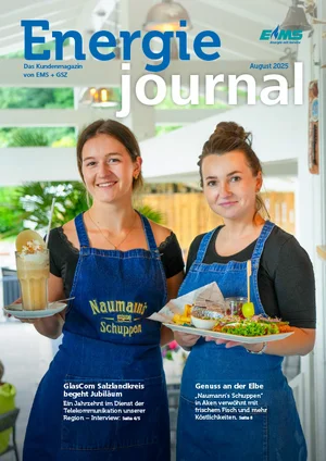 Das Cover der Energiejournal-Ausgabe August 2025 zeigt zwei junge Kellnerinnen, die Speisen hoch halten.