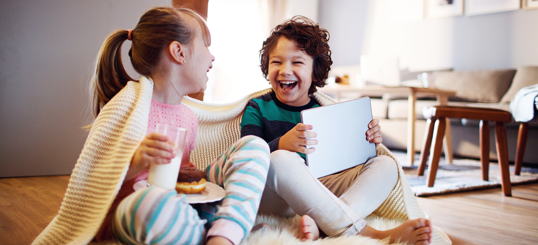 Zwei lackende Kinder