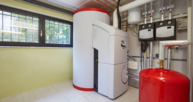 Neue Erdgasheizung mit Warmwasserspeicher Neue Heizung im Heizungskeller