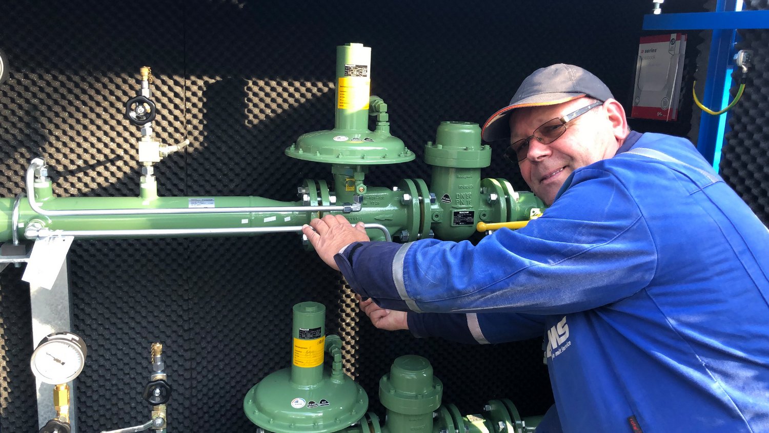 Gestern erfolgte die Einbindung der Gasdruckregelstation in die Ortsnetzversorgung für Straguth und Badewitz. EMS-Monteur Thomas Melchior ist mit dem Ergebnis zufrieden.
