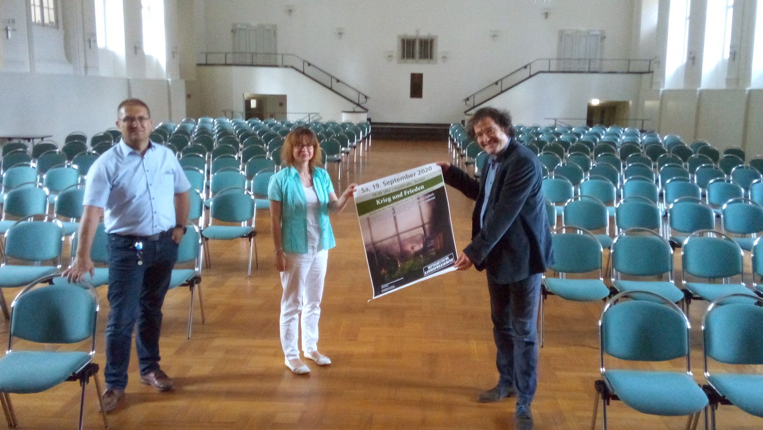 Jana Reifarth vom Schloss-Förderverein präsentiert gemeinsam mit dem Chefdirigenten der Mitteldeutschen Kammerphilharmonie Jan Michael Horstmann das Konzertplakat. Links im Bild EMS-Sprecher Frank Sieweck. Foto: Mike Schmidt