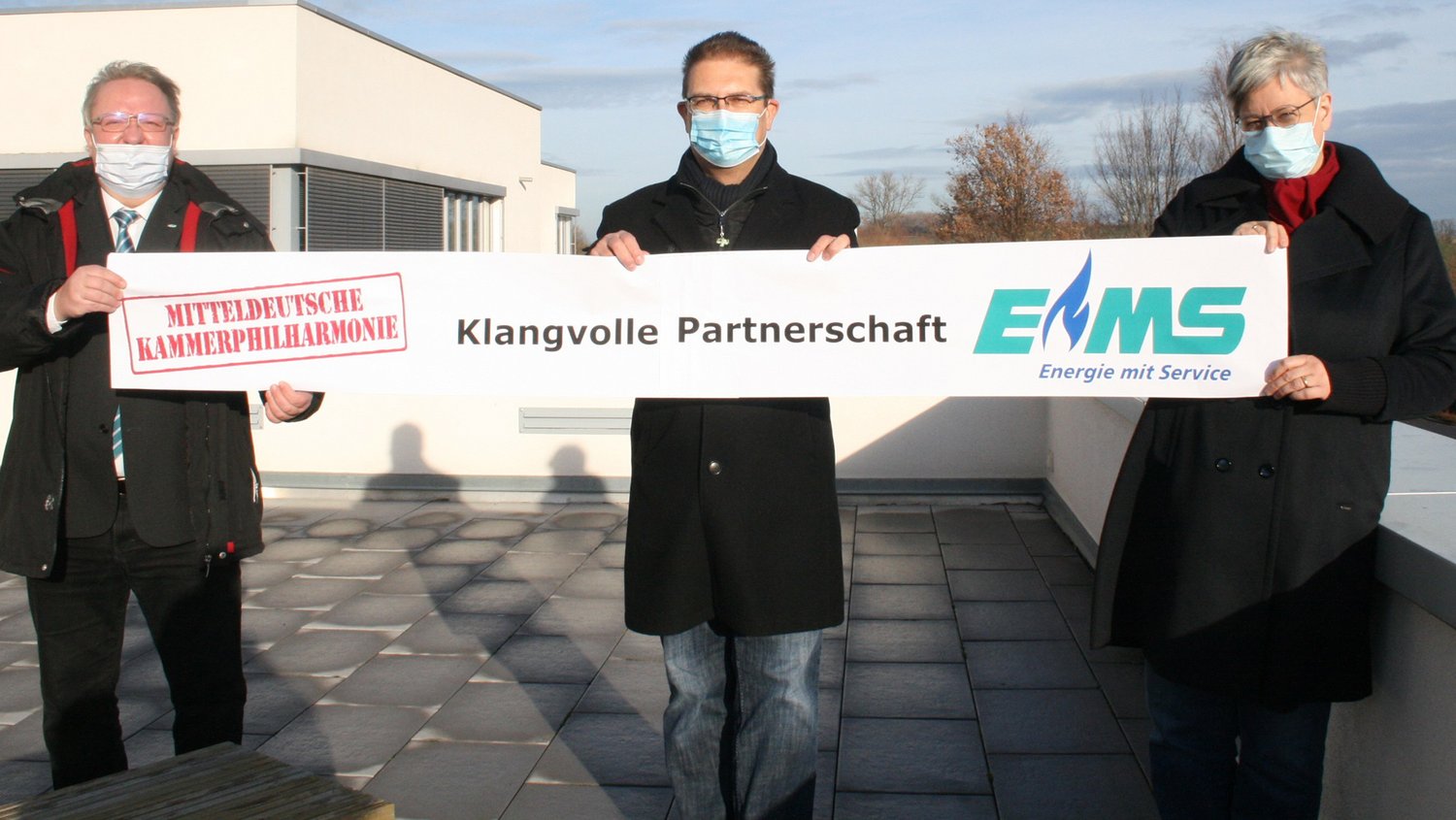 Eine „Klangvolle Partnerschaft“ - mit Abstand - dokumentieren Orchester-Geschäftsführerin Anita Bader (r.), EMS-Prokurist Dr. Bernd Hädicke (l.) und EMS-Pressesprecher Frank Sieweck. Foto: Sebastian Rabach