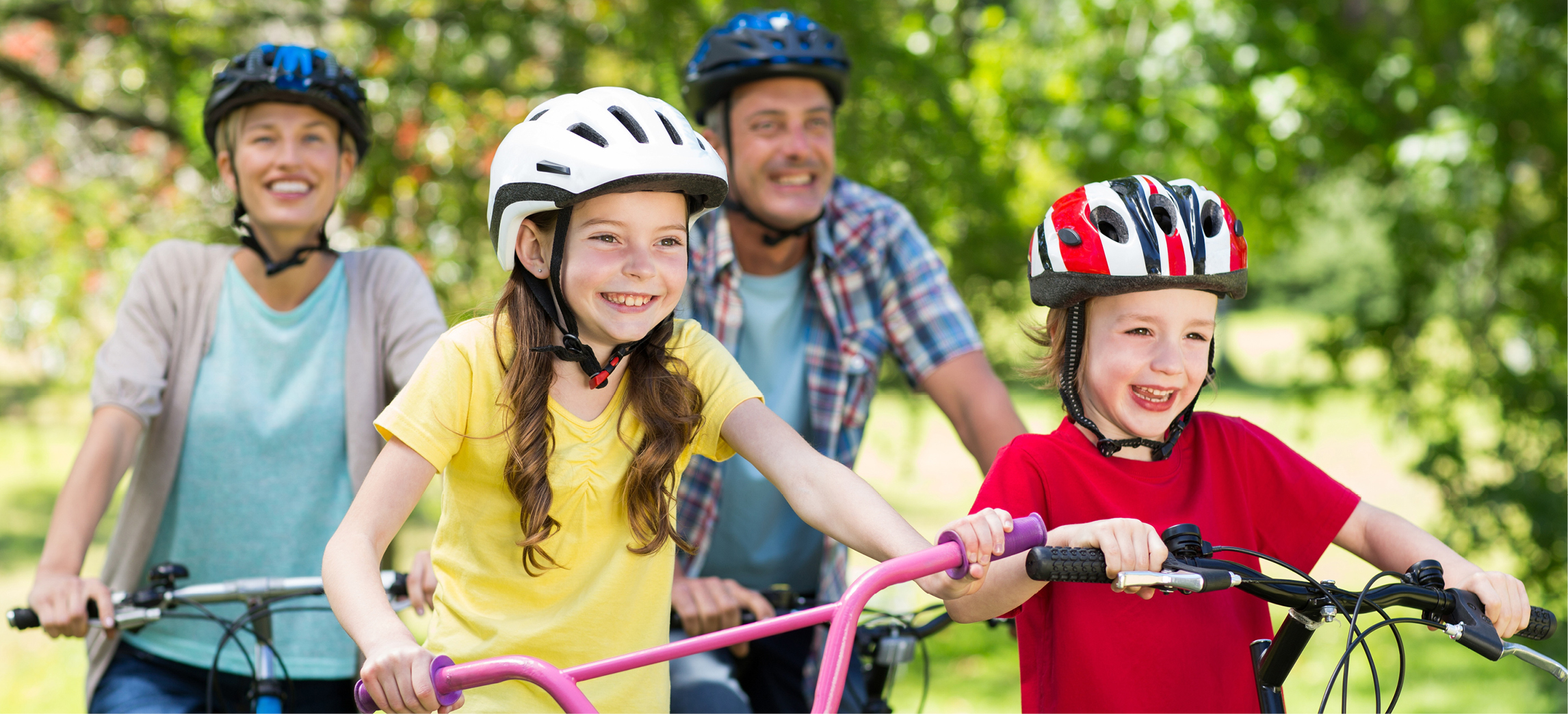 Familie auf Fahrrädern