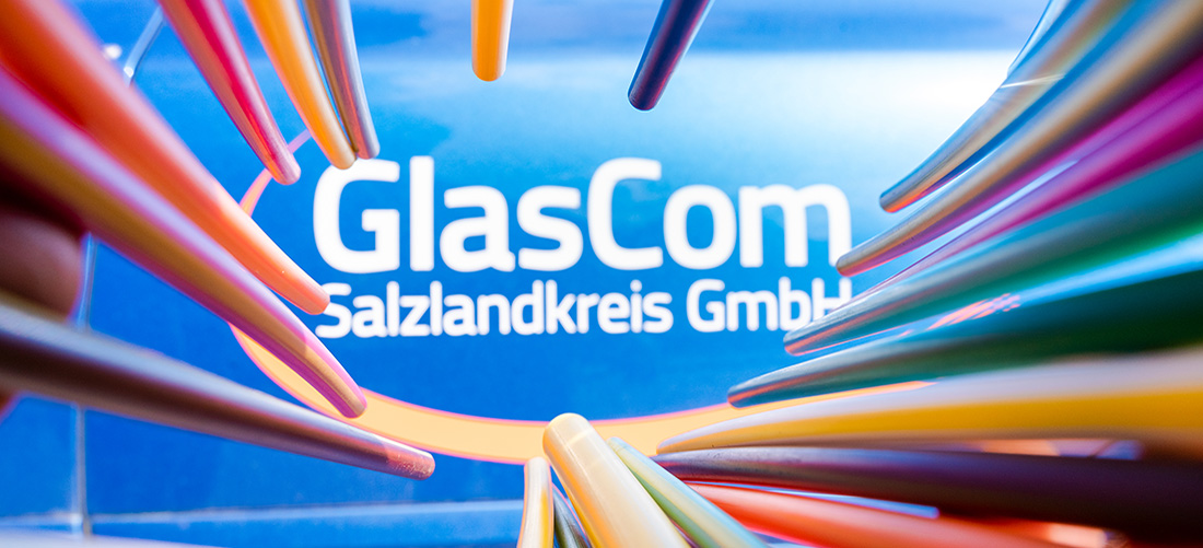 Glasfasern um GlasCom-Logo